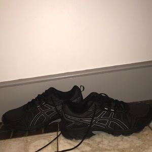 Men’s black walking shoes